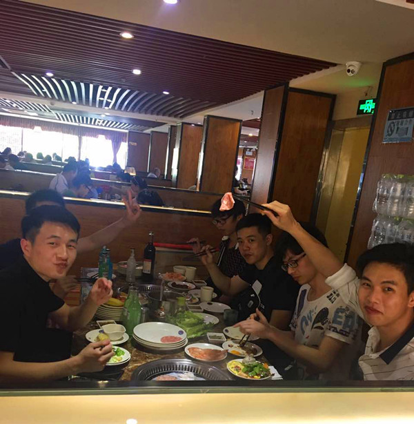 同学们品尝美食_副本.jpg